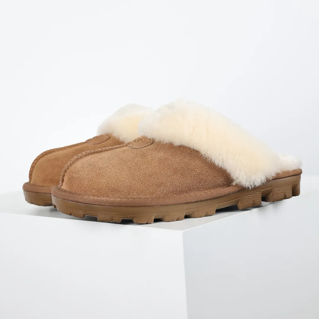 Pick up locally 💰480 The core recommendation is good price UGG Coquette lazy slippers series maroon Xiaohongshu hot model Henan Longfeng leather production Sheep fur integrated top quality in the market 2-3 cm cashmere insole to keep warm in winter and suitable for home use UUG has launched a style series in the new year, which is partially geared towards the preferences of young consumers and has also moved to the forefront of fashion trends. Shoe body material Water-repellent coated suede upper 17mm UGGPURE™ implanted wool insole Lightweight non-slip comfortable rubber outsole With brand LOGO Trademark Comes with full packaging Size: 35 36 37 38 39 40